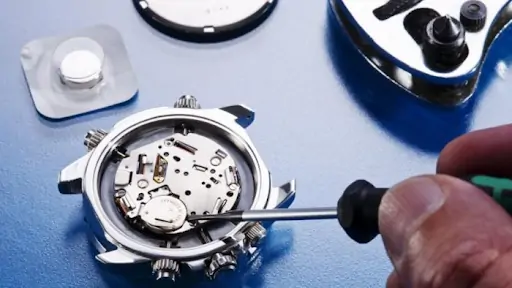 Bóc pin mới khỏi lớp vỏ bọc - Cách thay pin đồng hồ đeo tay 